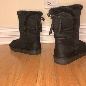Black lined winter boots